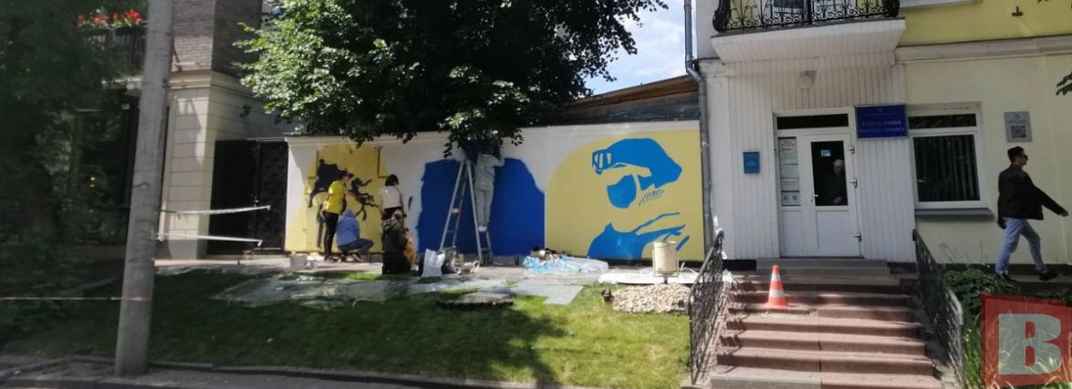 “Дякую” від хмельничан: у центрі малюють новий мурал (ФОТО)