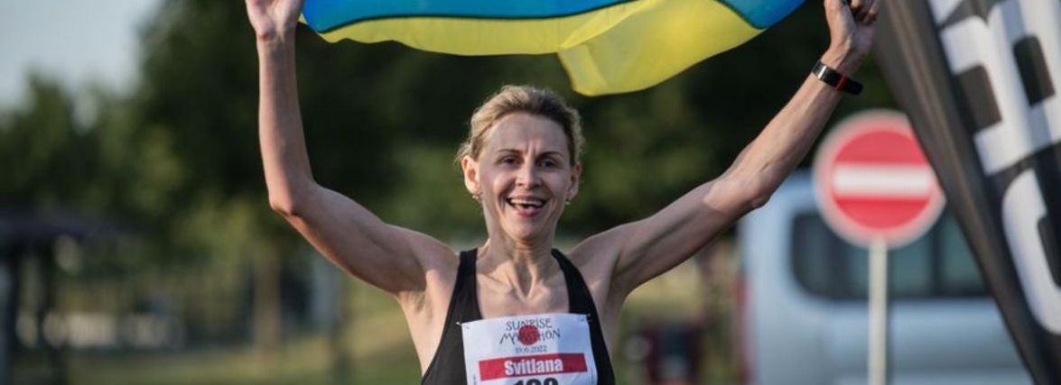 Хмельничанка пробігла марафон у Чехії з розгорнутим прапором України