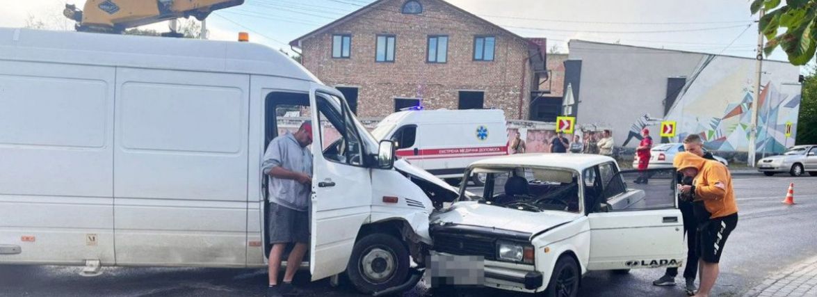 Мікроавтобус в’їхав у “ВАЗ”. Постраждав 19-річний хлопець