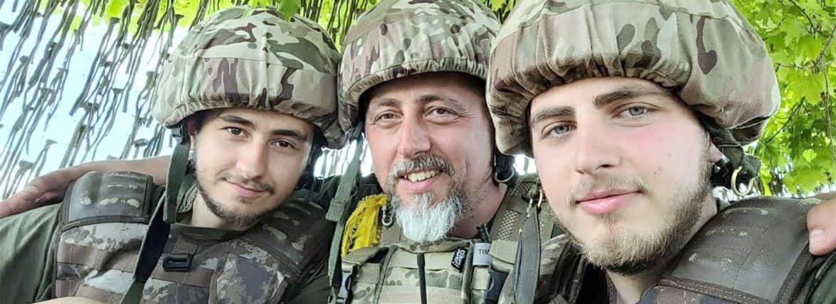 Змінив мікрофон на автомат: поліцейський з Хмельницького воює на передовій разом із синами