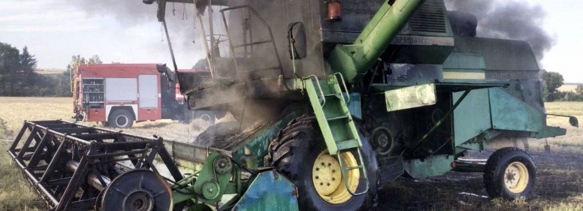 Палала кабіна та двигун: на Хмельниччині загорівся комбайн (ФОТО)