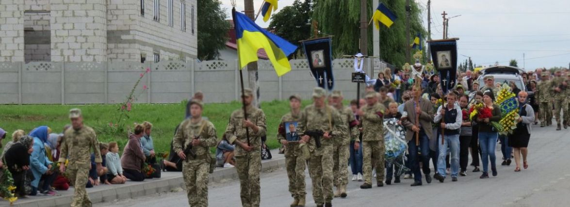 “Нестерпний біль, який не стихне”: на Хмельниччині попрощалися з Героєм Володимиром Лакеєм