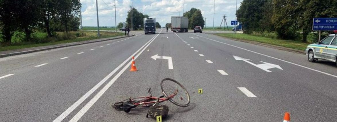 На Хмельниччині фура та легковик збили двох велосипедистів (ФОТО)