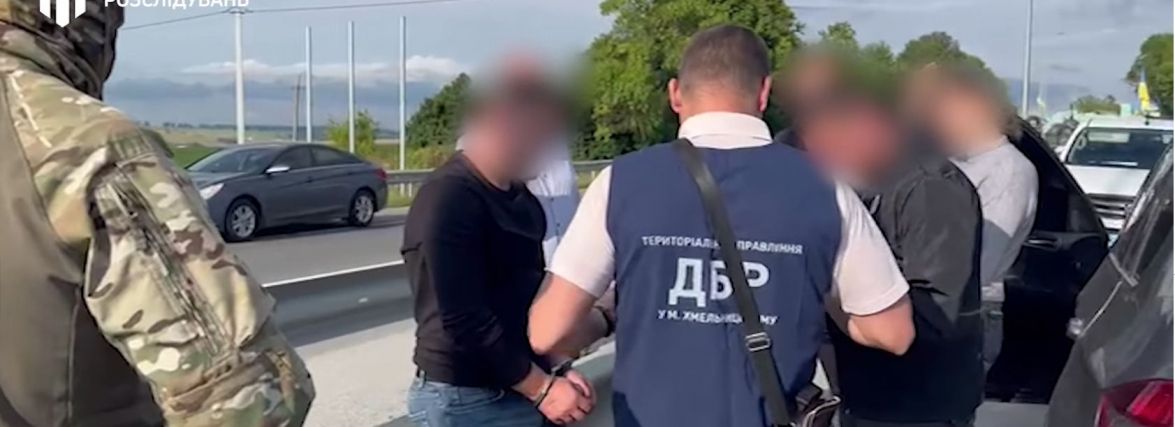 Вимагав гроші в підозрюваного у хабарництві: ДБР затримало правоохоронця з Хмельниччини (ВІДЕО)