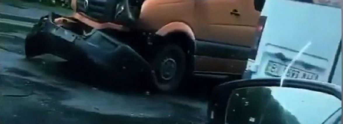 У Хмельницькому не розминулись дві маршрутки (ФОТО)