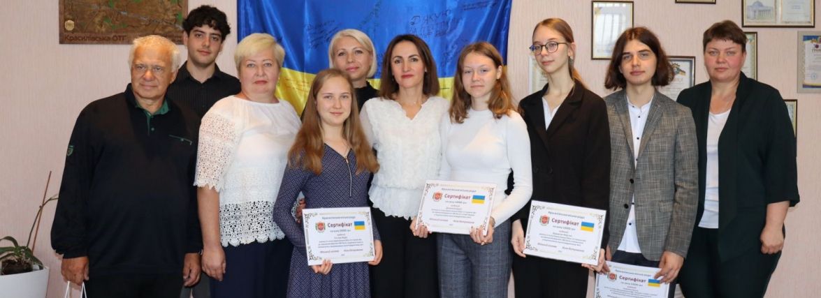 10 тис грн за 200 балів: у Красилові випускникам вручили премії