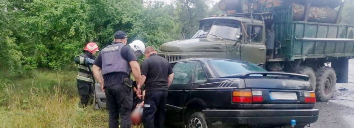 “Volkswagen” врізався в “ЗІЛ”: двоє людей загинули на місці (ФОТО)