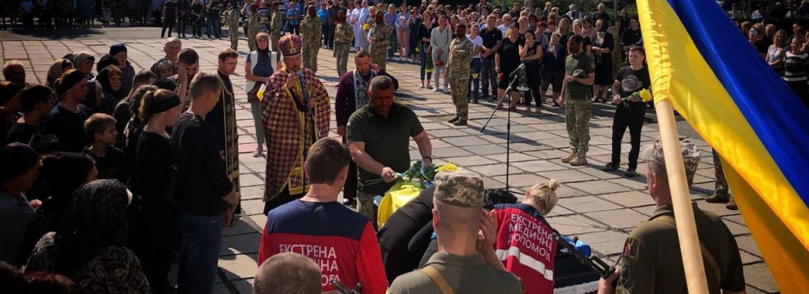 “Синочку, повертайся живим і здоровим”: на Хмельниччині попрощалися із Андрієм Оробчуком