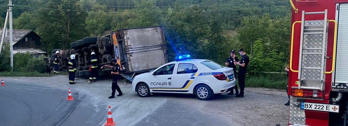 На Кам’янеччині перекинулась вантажівка