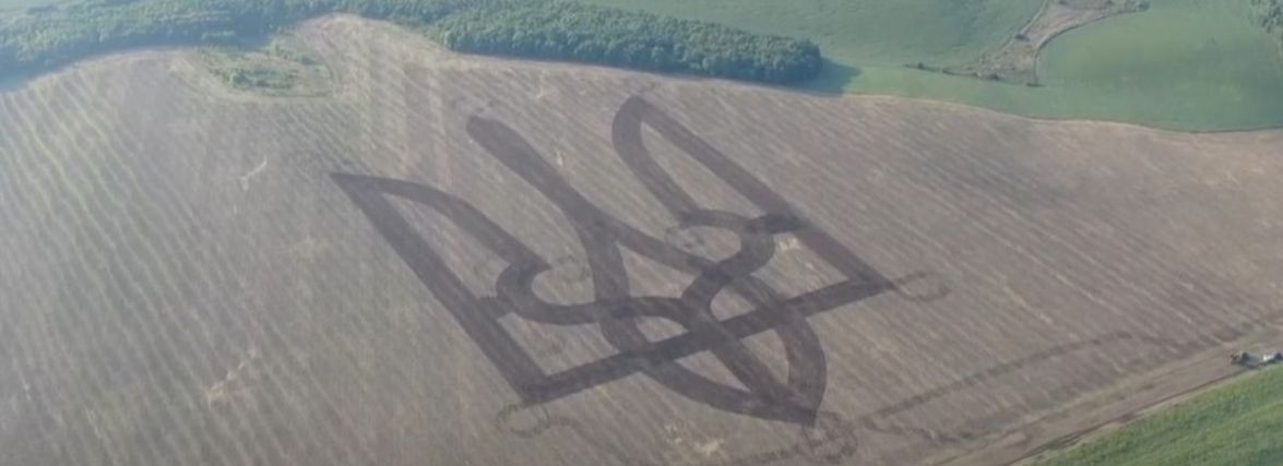 Аграрії створили на полях Хмельниччини рекордні герб і карту України (ФОТО)