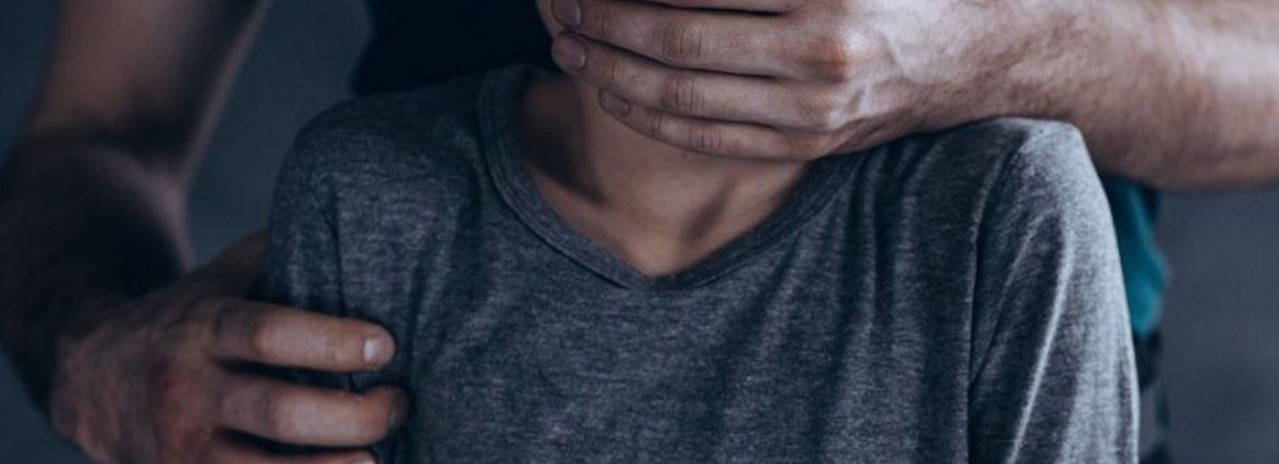 90-ті повертаються: на Шепетівщині двоє розбійників катували господаря праскою