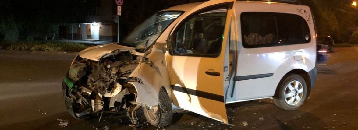 У Кам’янці “Renault” збив мотоцикліста. Чоловік в реанімації