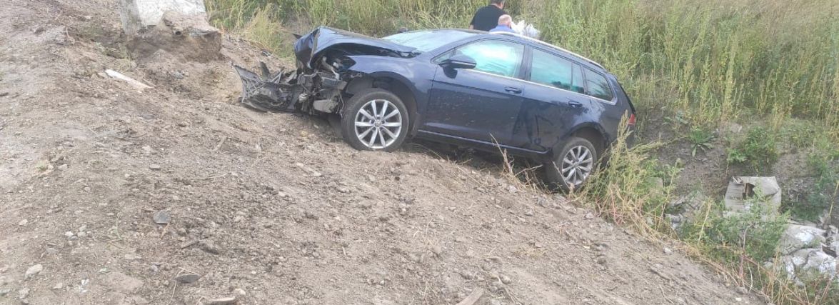 На Летичівщині «Volkswagen» врізався в електроопору. Є потерпіла