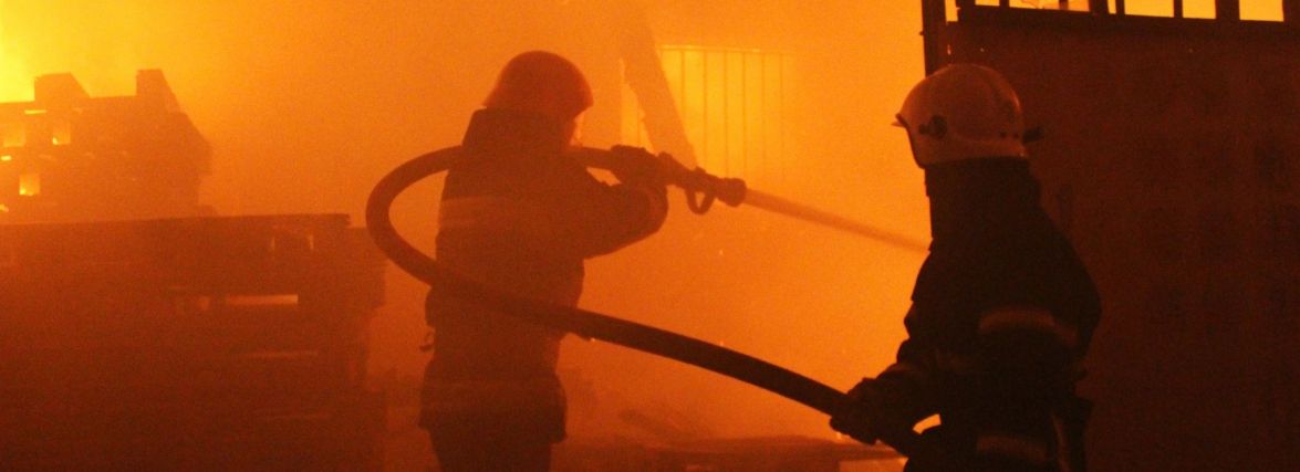 Масштабна пожежа у Дубовому: загорівся склад на 1100 “квадратів” (ФОТО, ВІДЕО)