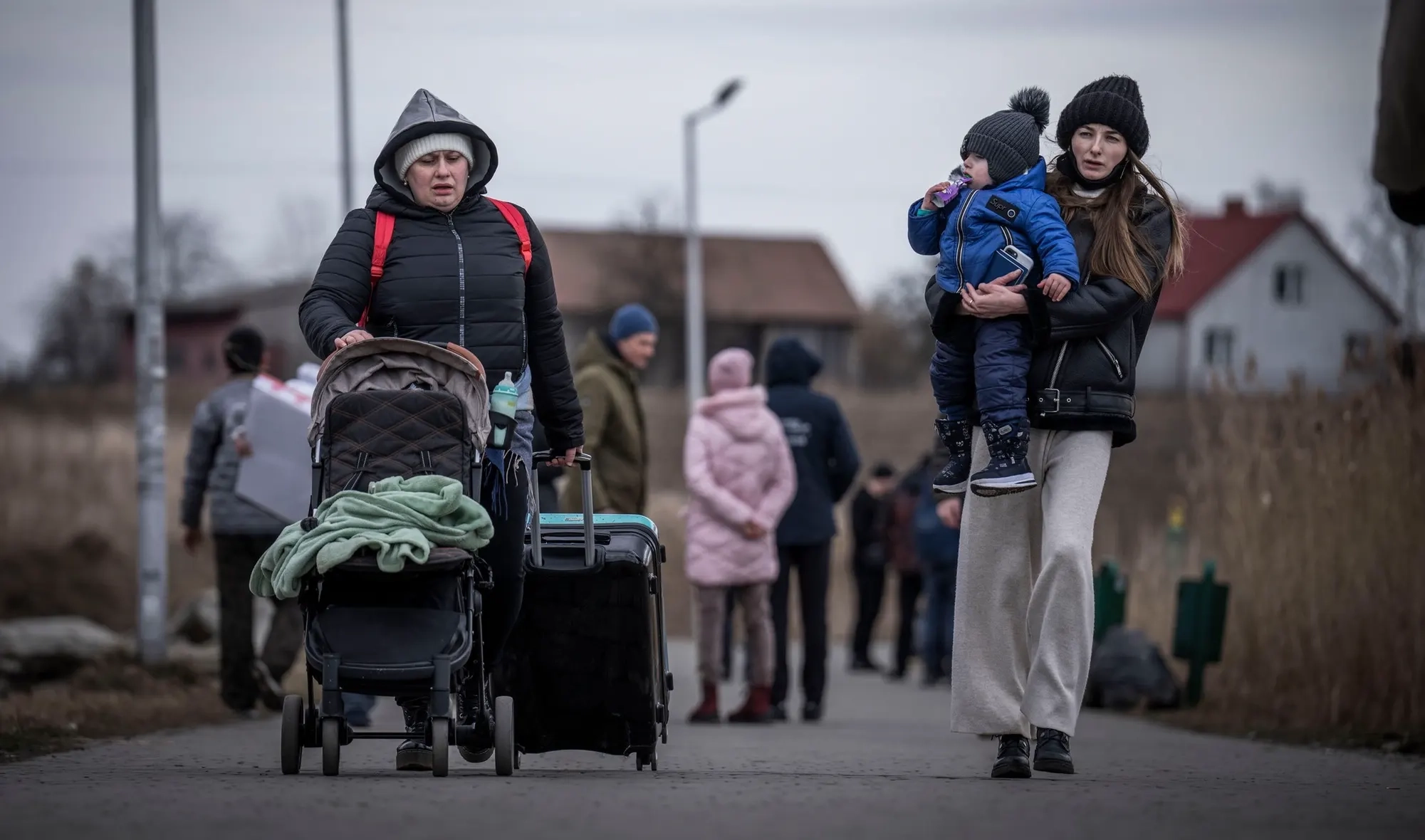 Беженцы из украины. Беженцы. Беженцы из Украины в Британии. Переселенцы. Беженцы картина.