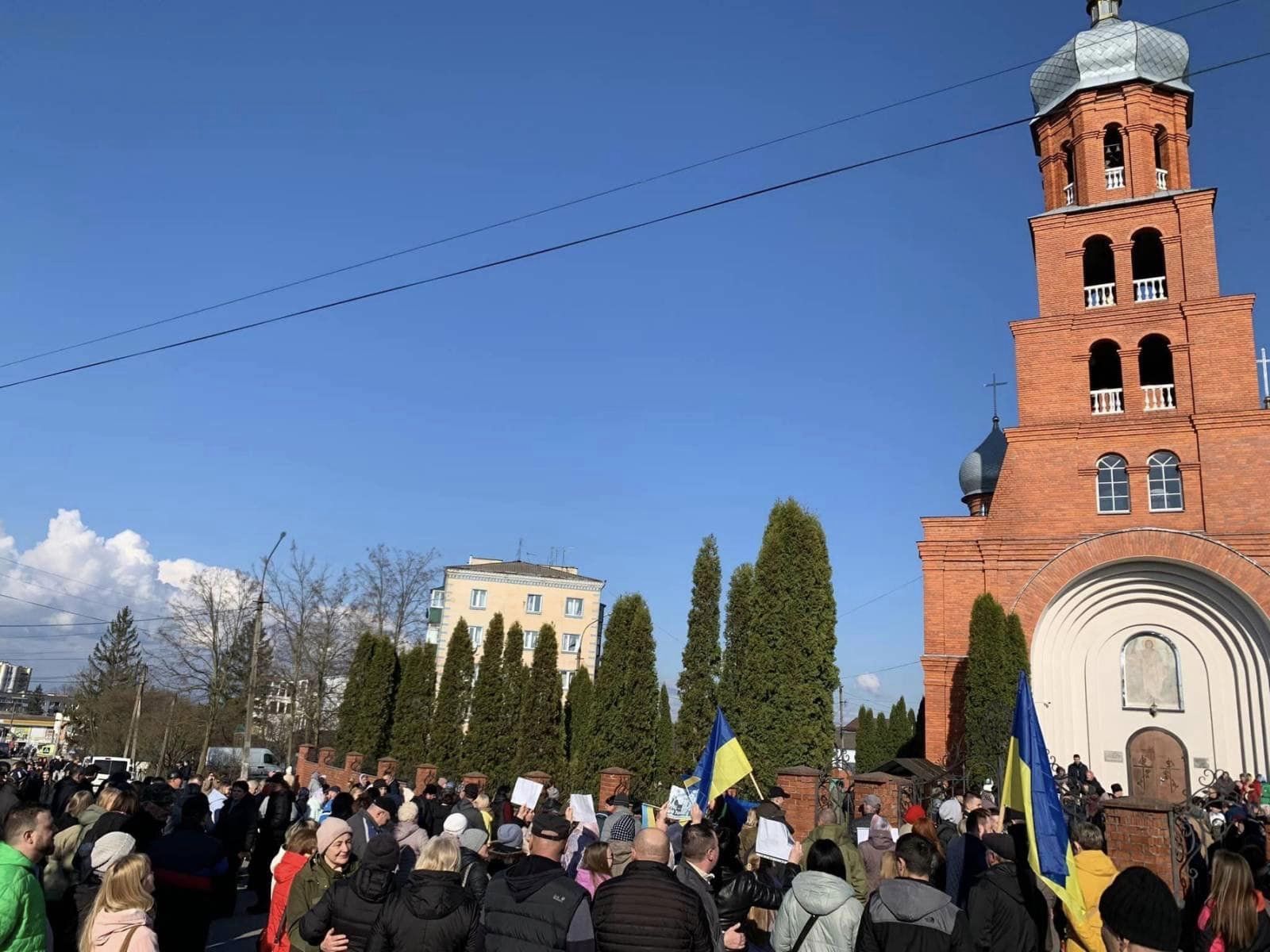 Забор у Церковь в Коряжме