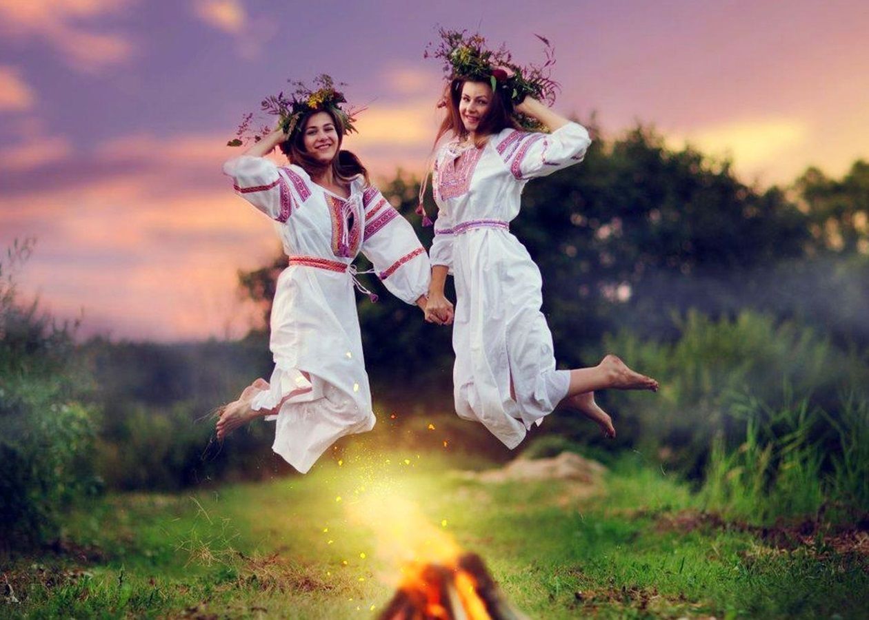 Купала тг. Ивана купала костер обряд. С праздником ивана купала. Славяне у костра. Праздник ивана купала костер.