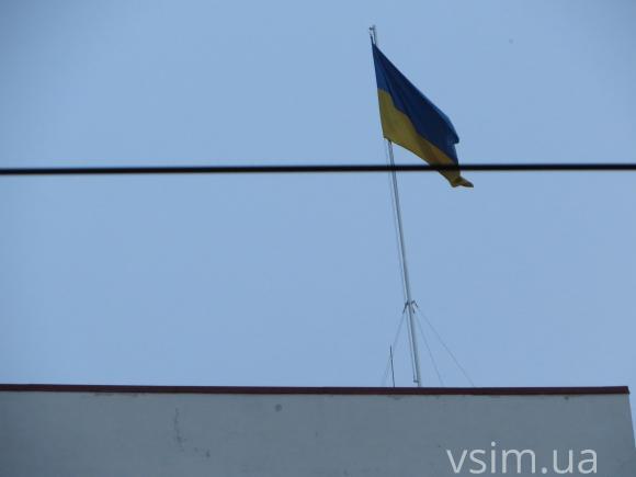 Фото дня: велетенський прапор на управлінні міліції у Хмельницькому, фото №3 на сайті vsim.ua