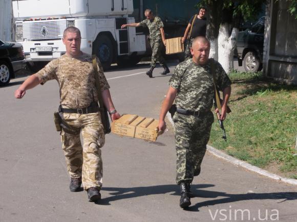 На Схід хмельницькі даішники поїхали із бронежилетами, зброєю та картоплею(ВІДЕО), фото №3 на сайті vsim.ua