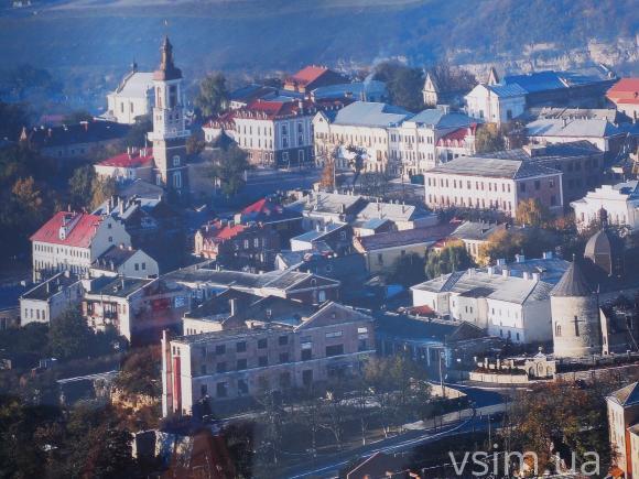 У центрі Хмельницького на дошці пошани демонструють краєвиди області, фото №2 на сайті vsim.ua