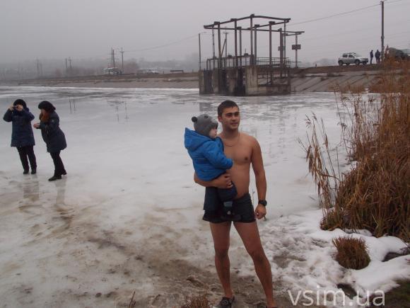 У Хмельницькому на Водохреща сміливіше занурюються у воду чоловіки, фото №2 на сайті vsim.ua