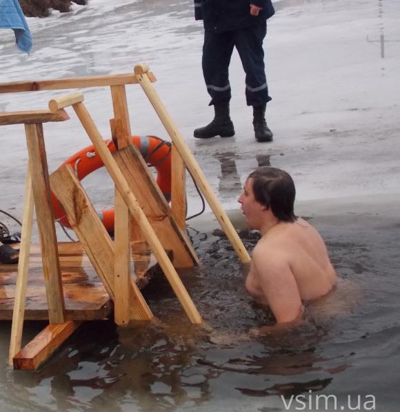 У Хмельницькому на Водохреща сміливіше занурюються у воду чоловіки, фото №4 на сайті vsim.ua