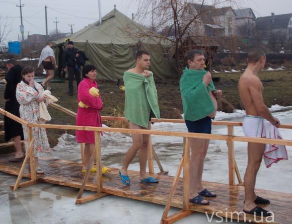 У Хмельницькому на Водохреща сміливіше занурюються у воду чоловіки, фото №5 на сайті vsim.ua