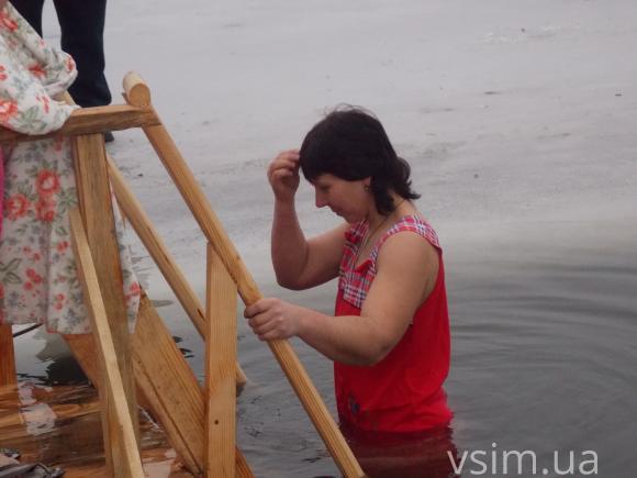 У Хмельницькому на Водохреща сміливіше занурюються у воду чоловіки, фото №6 на сайті vsim.ua