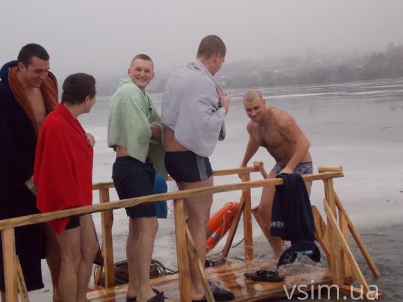 У Хмельницькому на Водохреща сміливіше занурюються у воду чоловіки, фото №8 на сайті vsim.ua
