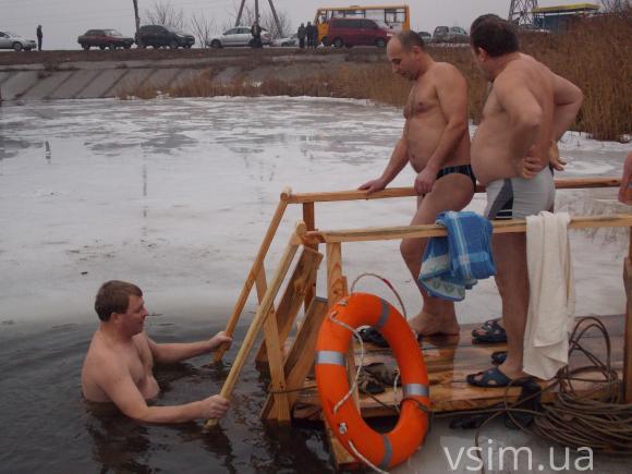 У Хмельницькому на Водохреща сміливіше занурюються у воду чоловіки, фото №10 на сайті vsim.ua